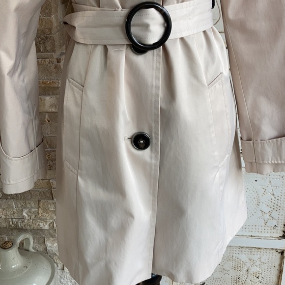 green with envy light tan/creamy beige trench coat with belt Size M - Picture 7 of 12